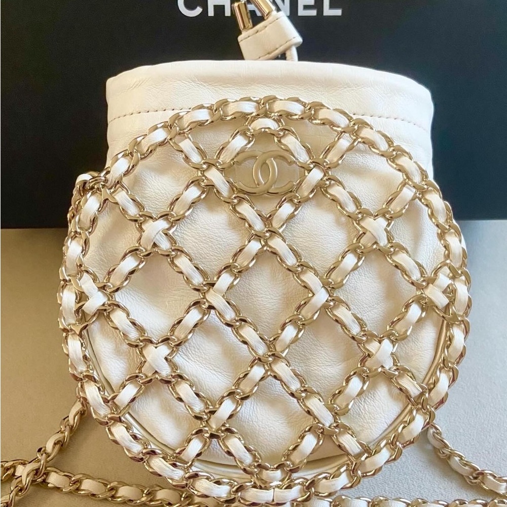 🔥Rare🔥 Chanel  Drawstring Caged Chain Around Crossbody 💢Will fit a phone💢 - Picture 2 of 12